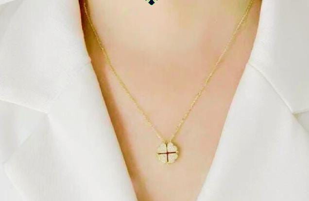 Four-Leaf Clover Pendant Necklace – Gold with Crystal Detailing