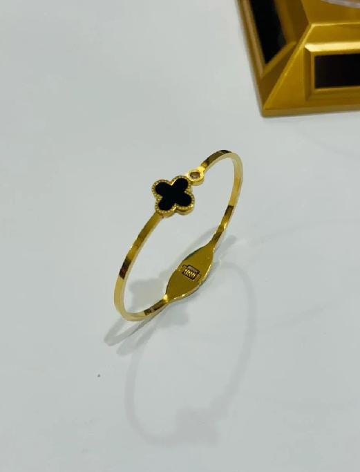 Clover Charm Gold Bracelet – Elegant Spring Lock Design