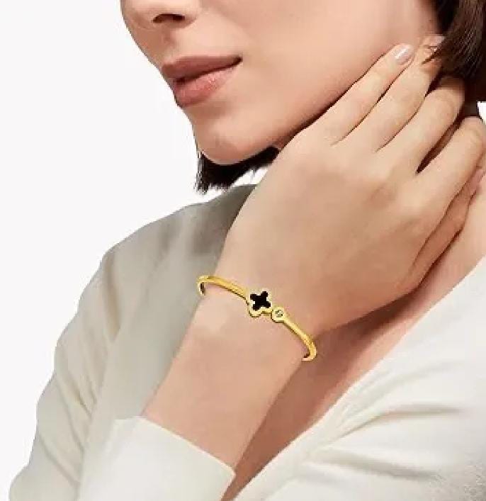 Clover Charm Gold Bracelet – Elegant Spring Lock Design