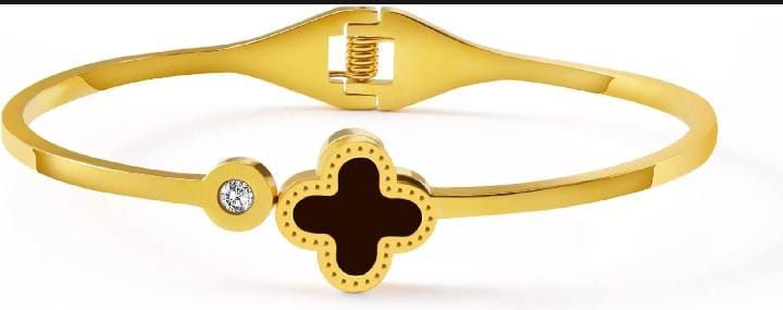 Clover Charm Gold Bracelet – Elegant Spring Lock Design